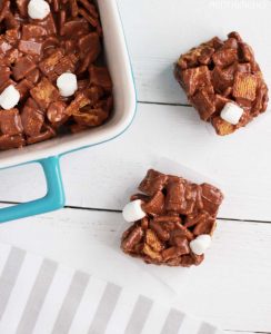 These S'mores bars with marshmallow, chocolate and golden grahams are TO DIE FOR!