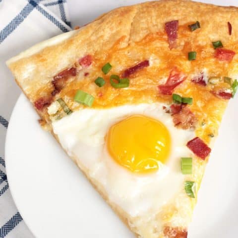 Easy Breakfast Pizza with Crescent Roll Crust - Pretty Providence