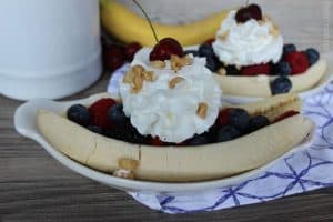 These skinny banana splits are seriously amazing! Fun way to curb that sweet tooth when you're on a diet!