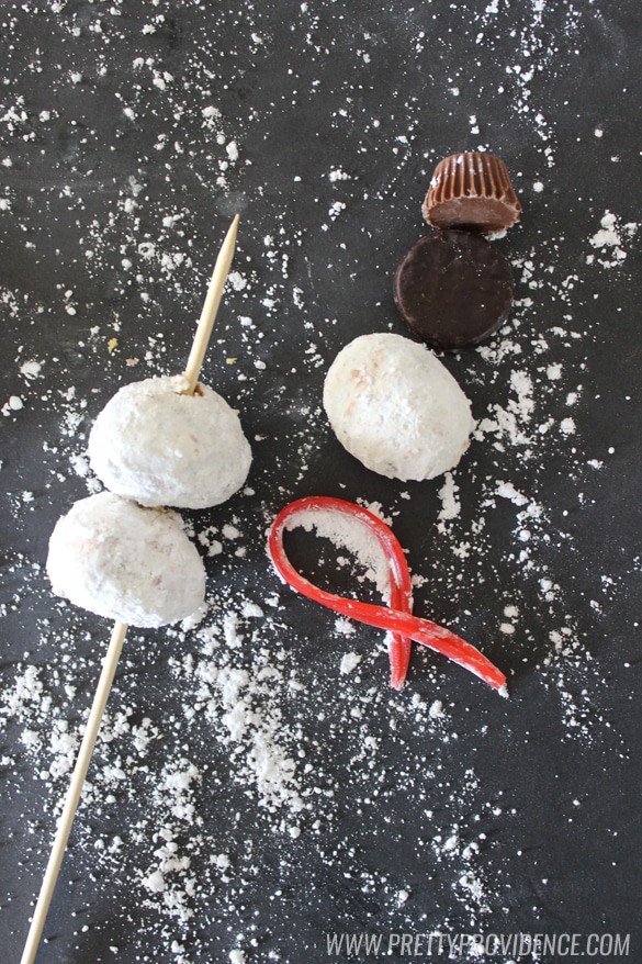 These easy snowman kebabs are beyond adorable! Your little ones will love you for this delicious winter treat! Gotta love festive AND easy! 