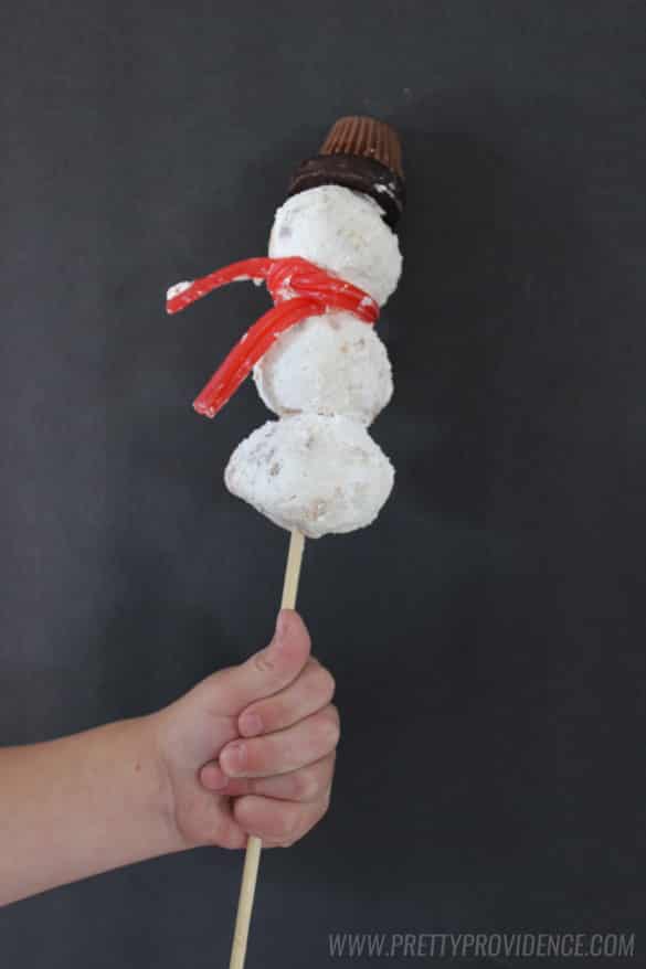 These easy snowman kebabs are beyond adorable! Your little ones will love you for this delicious winter treat! Gotta love festive AND easy! 