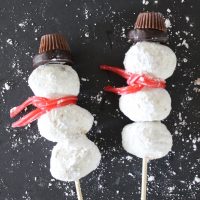 These easy snowman kebabs are beyond adorable! Your little ones will love you for this delicious winter treat! Gotta love festive AND easy!