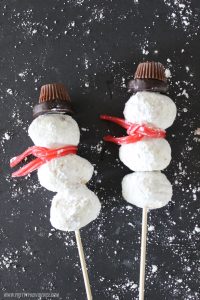 These easy snowman kebabs are beyond adorable! Your little ones will love you for this delicious winter treat! Gotta love festive AND easy!
