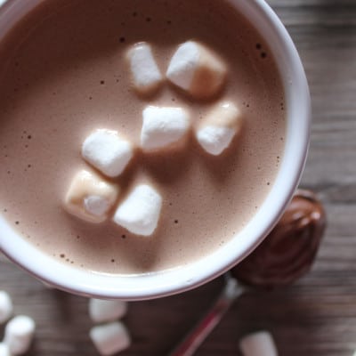 This creamy nutella hot chocolate is out of this world amazing.. and shockingly, low calorie?! So easy and so good, sure to become a family favorite!