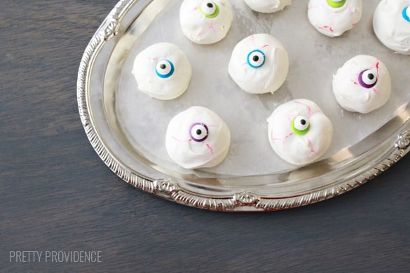 Eyeball cake bites - crowd-pleasing Halloween party food! 