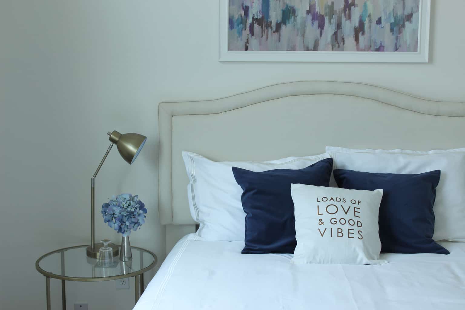 I am in love with this clean and classy guest bedroom makeover! Definitely wanting a few of these pieces for my house! 