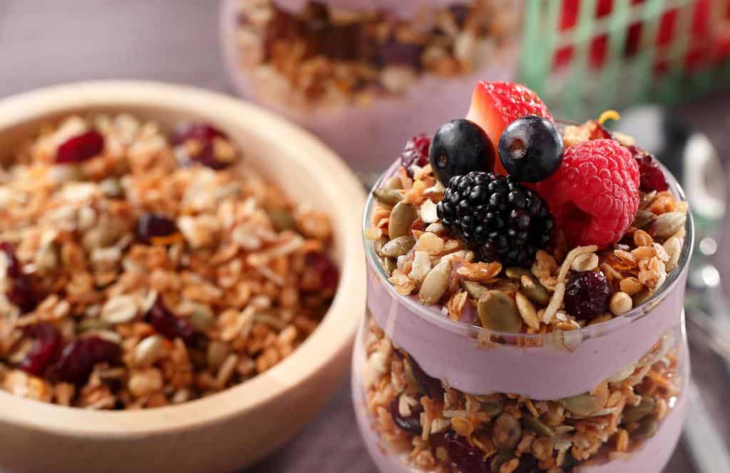 sprouted_lentil_granola_parfait