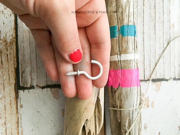 This driftwood jewelry holder is perfect for me! I can keep all my jewelry organized. Totally pinning so I can make this! 