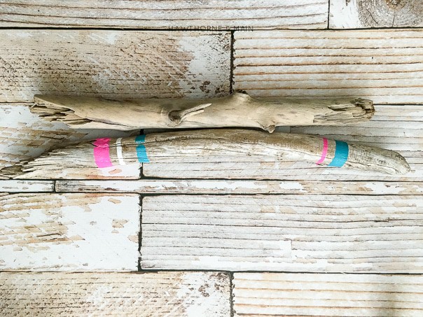 This driftwood jewelry holder is perfect for me! I can keep all my jewelry organized. Totally pinning so I can make this! 