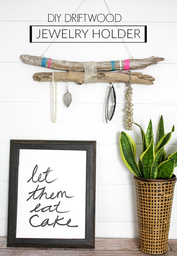 This driftwood jewelry holder is perfect for me! I can keep all my jewelry organized. Totally pinning so I can make this! 