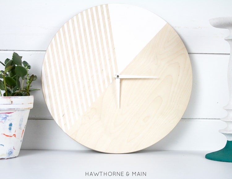 Love this DIY wood clock. There are so many different ways to paint it. I have a place in my house that needs a new clock! Pinning! 