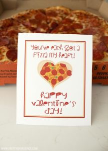 How freaking adorable are these "Pizza my Heart" free printable Valentines?! Such a fun and easy Valentine's dinner for your family!