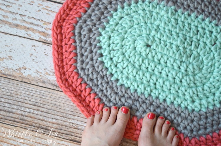 FREE Crochet Pattern - Make this fabulous Super Chunky Oval Rug with some super bulky yarn, and this free pattern. It works up quickly, and is so fun to make. 