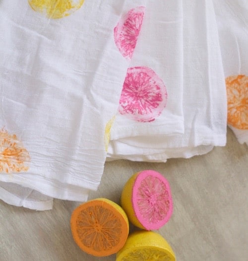 Love these Citrus Stamped Tea Towels from makinghomebase.com