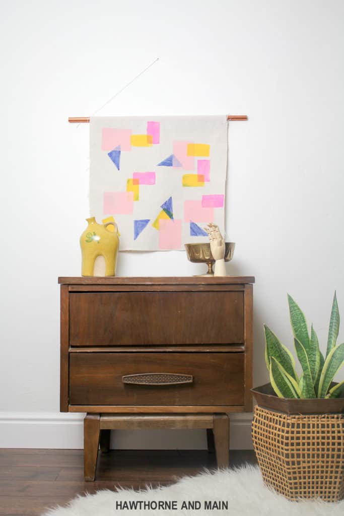 Check out how easy this color block wall art is to create. I think I could totally make this. Definitely pinning for later! 