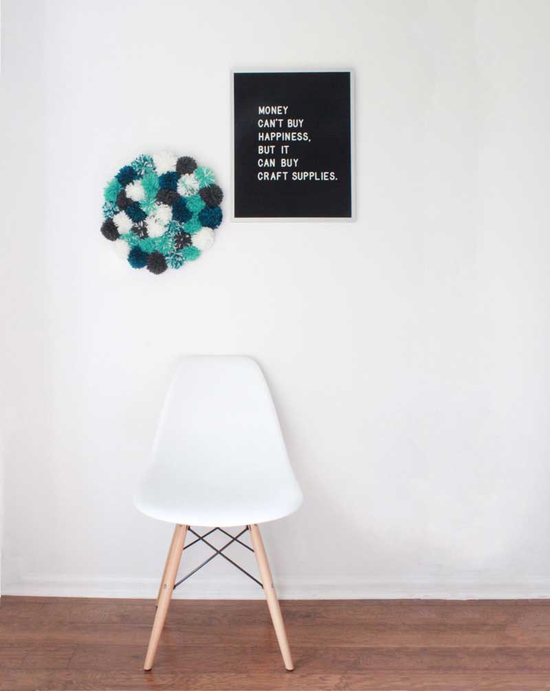 DIY Pom Pom Wall Decor! SUPER FUN right?!? I love this! 