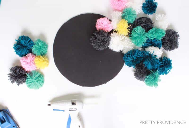 DIY Pom Pom Wall Decor! SUPER FUN right?!? I love this! 