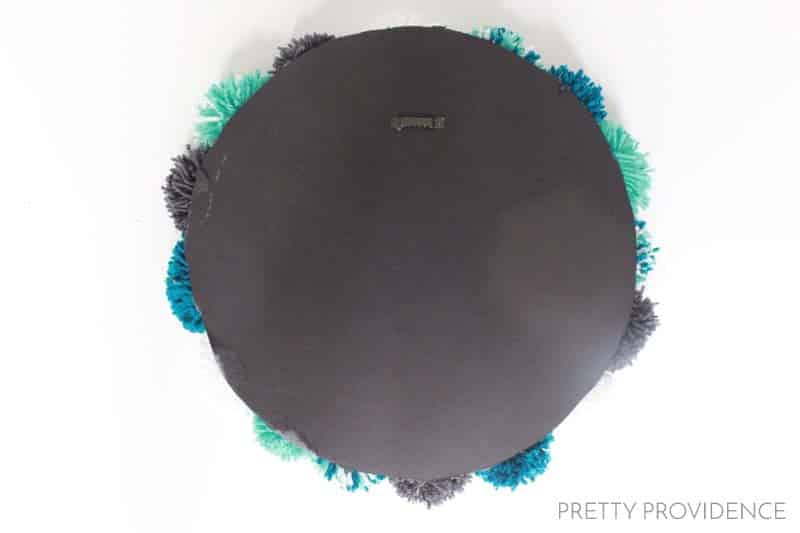 DIY Pom Pom Wall Decor! SUPER FUN right?!? I love this! 