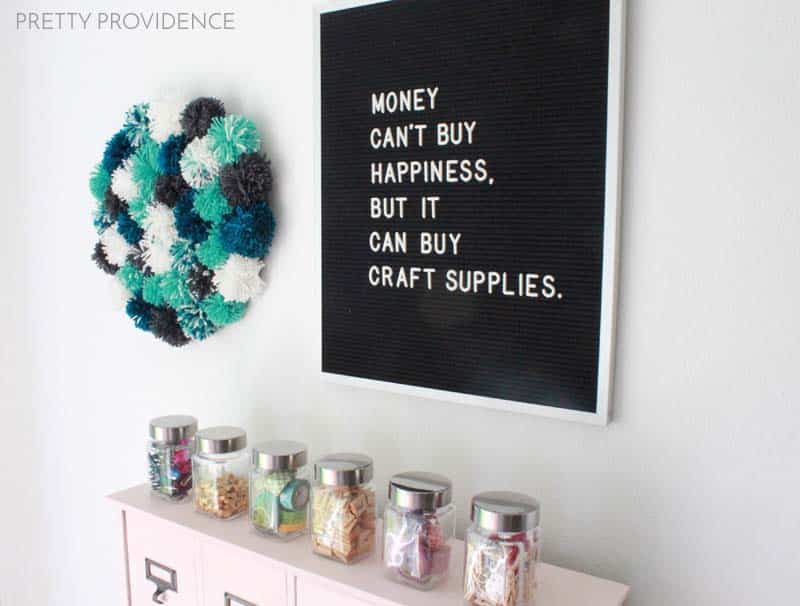 DIY Pom Pom Wall Decor! SUPER FUN right?!? I love this! 