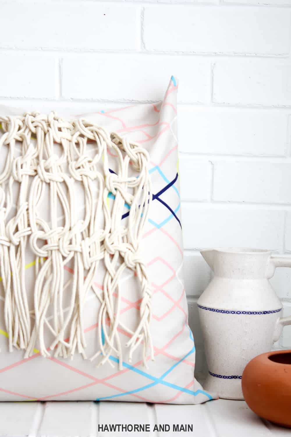 I love this macrame pillow. I am so excited to give this one a try. Macrame looks so fun and you can customize it almost anything! 