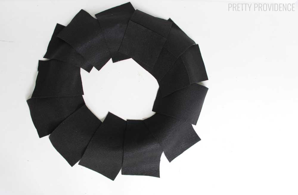 I love this cute, modern haunted house wreath for Halloween! 