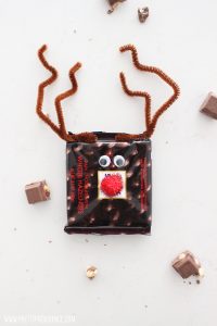 My kids had so much fun making these easy reindeer chocolate bars! A perfect fun and festive gift for your loved ones, not to mention delicious! Comes with free printable!