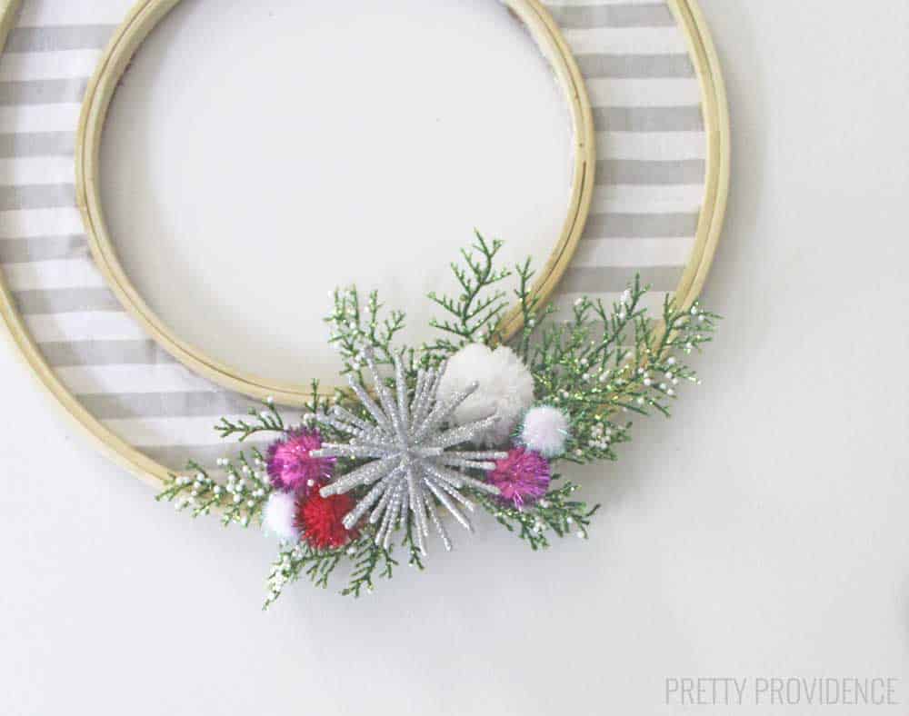 LOVE this simple, modern winter wreath!!! So pretty and festive for the winter or Christmas holidays!