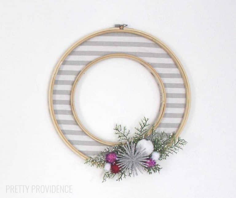 LOVE this simple, modern winter wreath!!! So pretty and festive for the winter or Christmas holidays!