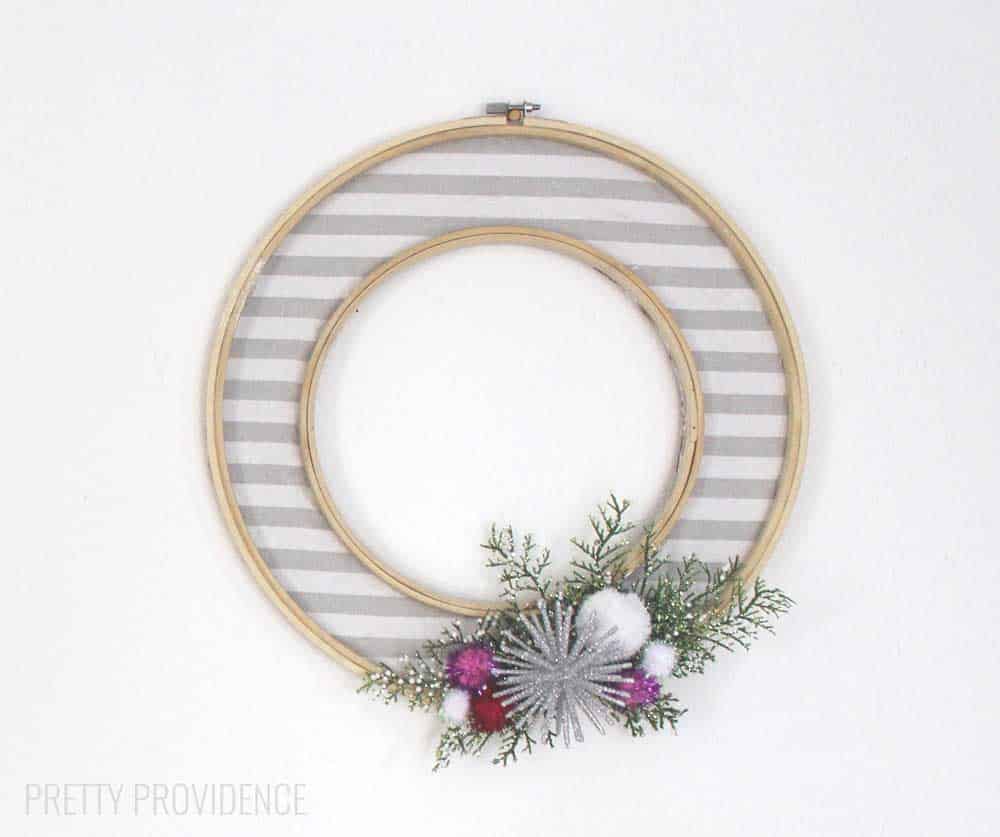 LOVE this simple, modern winter wreath!!! So pretty and festive for the winter or Christmas holidays!