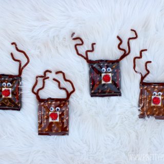 My kids had so much fun making these easy reindeer chocolate bars! A perfect fun and festive gift for your loved ones, not to mention delicious! Comes with free printable!