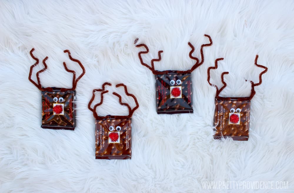 My kids had so much fun making these easy reindeer chocolate bars! A perfect fun and festive gift for your loved ones, not to mention delicious! Comes with free printable! 
