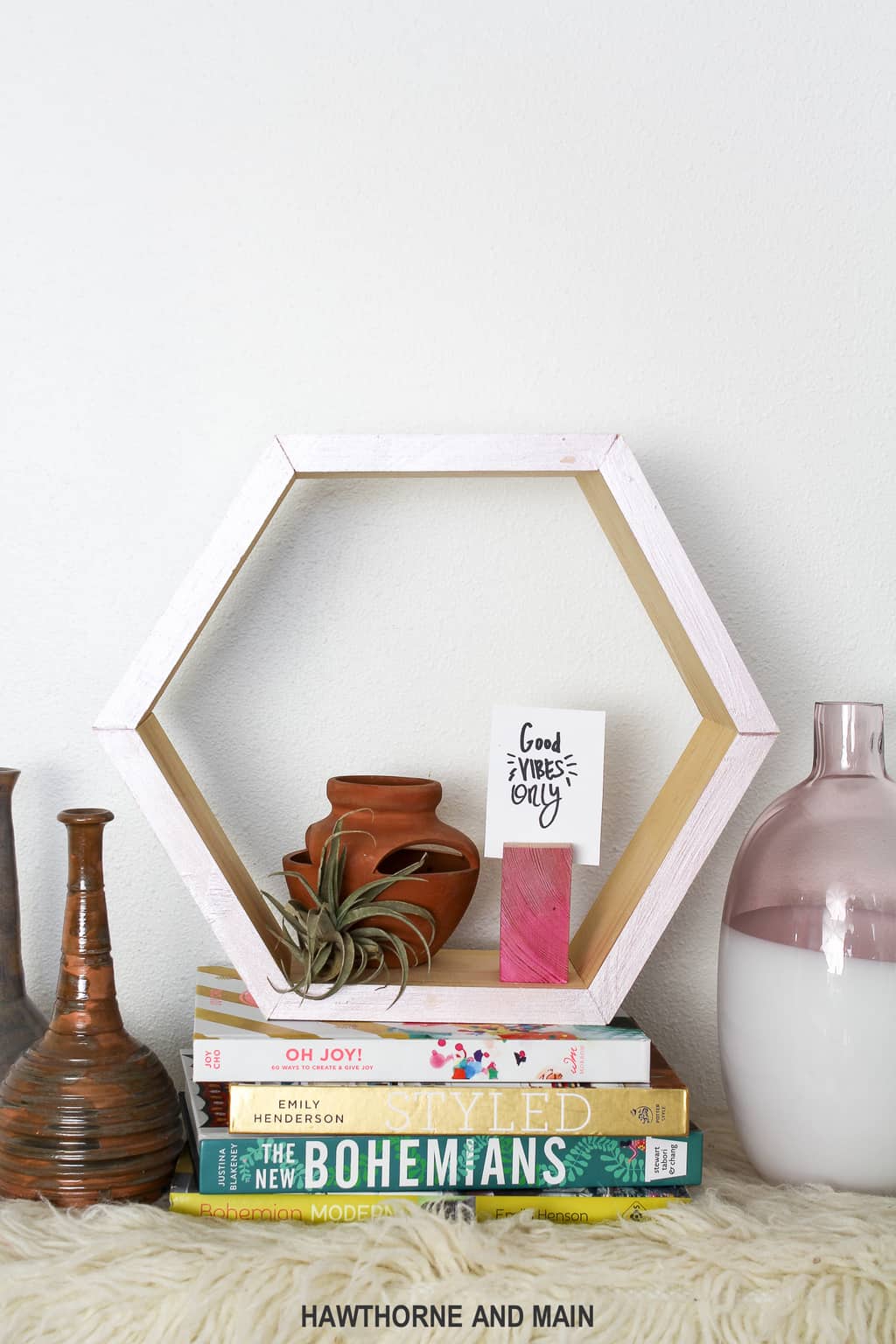 I love this modern DIY hexagon shelf! It looks easy to make and would be perfect for my house! 