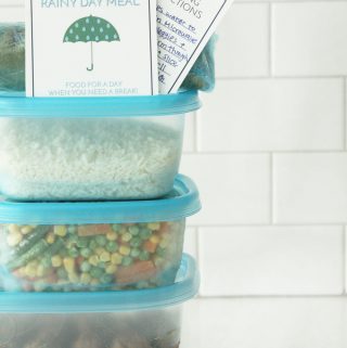 I love taking freezer meals to friends who are sick or have new babies! Perfect little printable to go with!