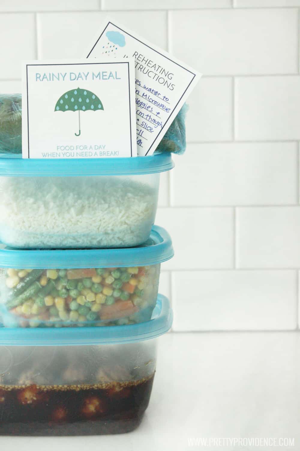 I love taking freezer meals to friends who are sick or have new babies! Perfect little printable to go with! 