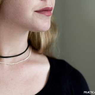 This DIY suede choker with a touch of rose gold is so easy and fun to make. You could do it in minutes! Such a cute gift idea too.x