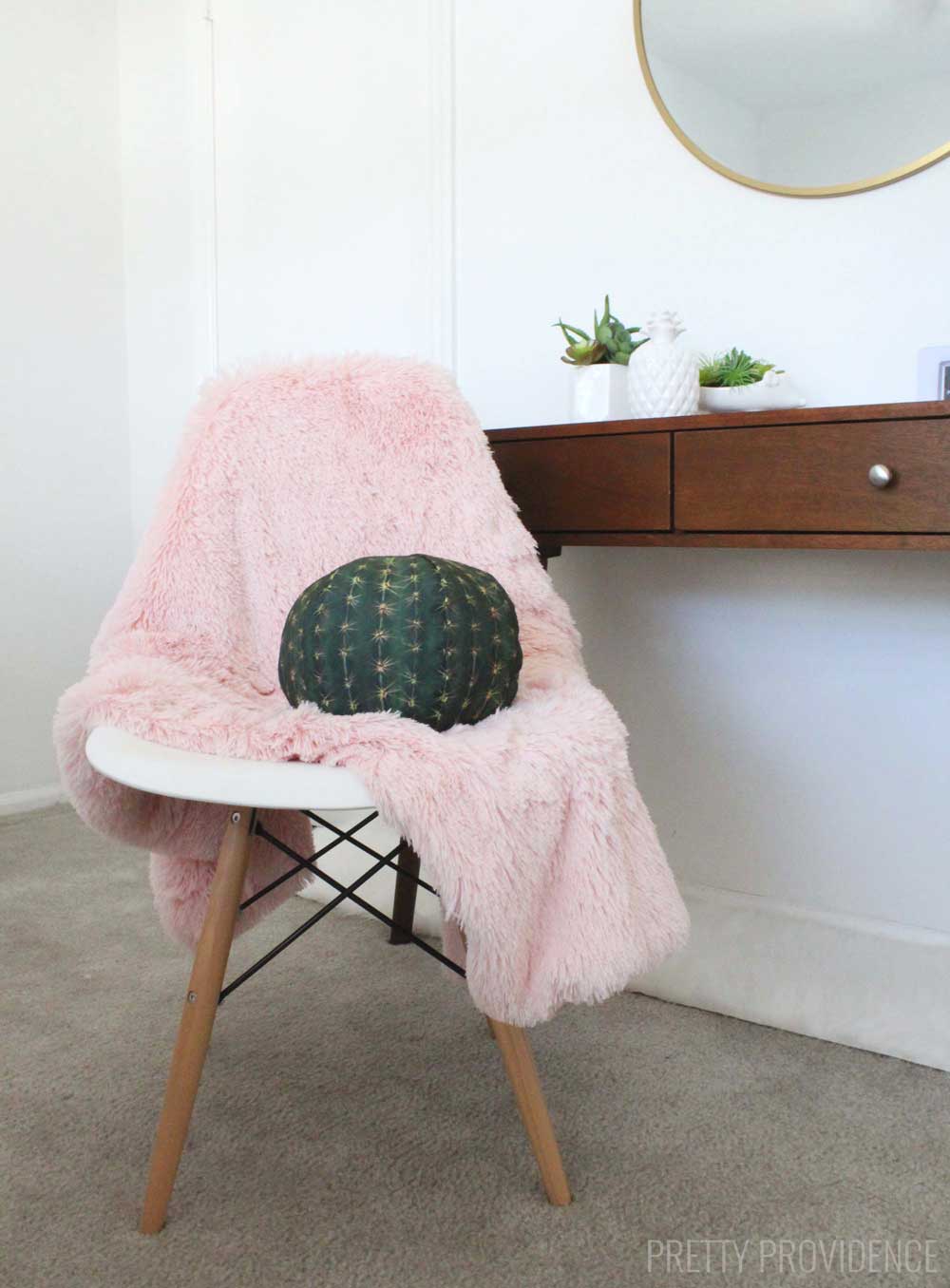 Love this bright and happy bedroom - totally has a Palm Springs feel and I'm loving the pops of pink! 