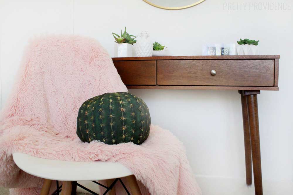 Love this bright and happy bedroom - totally has a Palm Springs feel and I'm loving the pops of pink! 