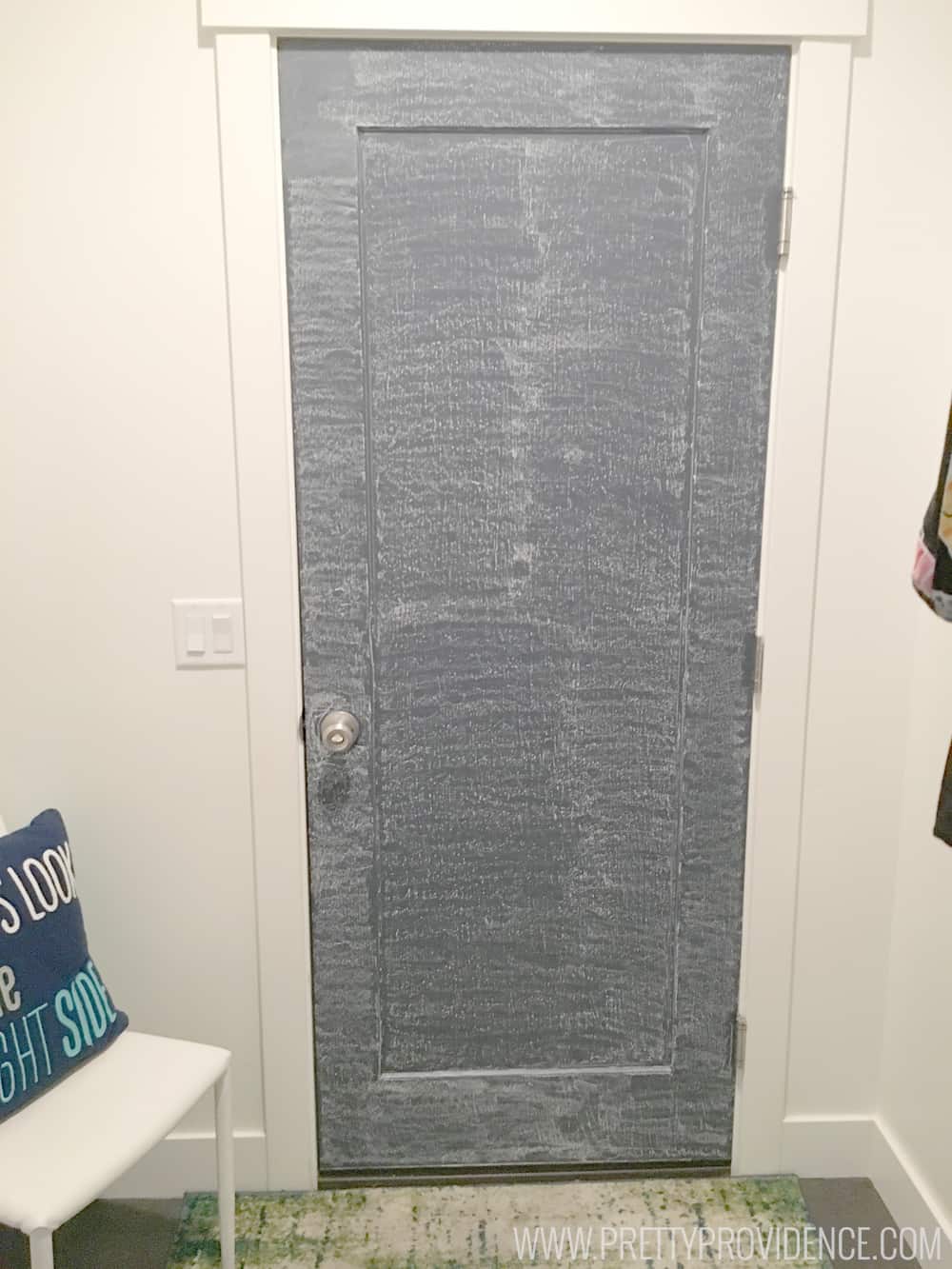 How to paint a chalkboard door! I love this super easy tutorial! So fun for a mudroom, too! 