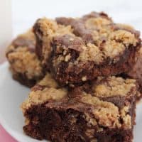 These oatmeal cookie brownies are TO DIE FOR! The perfect combo of both an oatmeal chocolate chip cookie and a brownie!