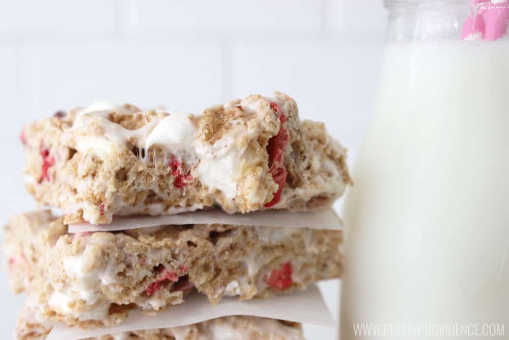 Yummy strawberry cereal bars! So easy to make but so flavorful and delicious! 