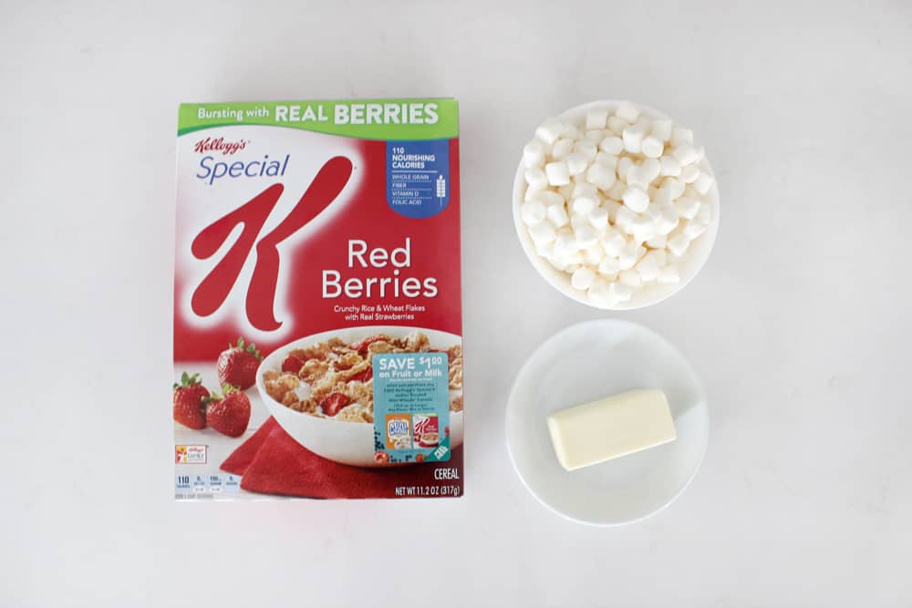 Yummy strawberry cereal bars! So easy to make but so flavorful and delicious! 