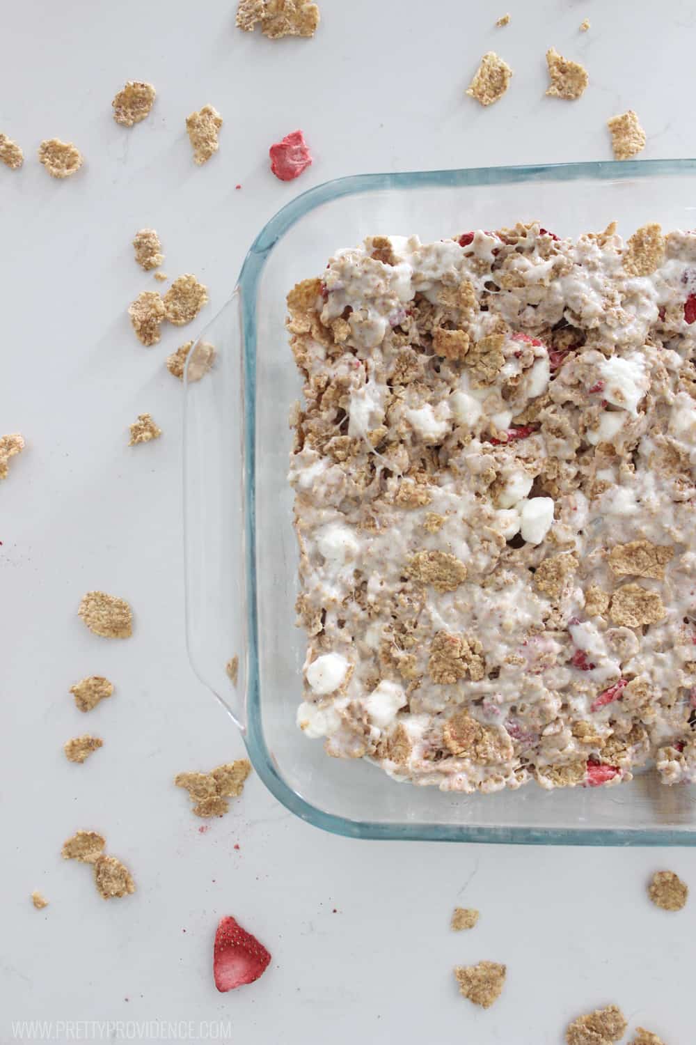 Yummy strawberry cereal bars! So easy to make but so flavorful and delicious! 