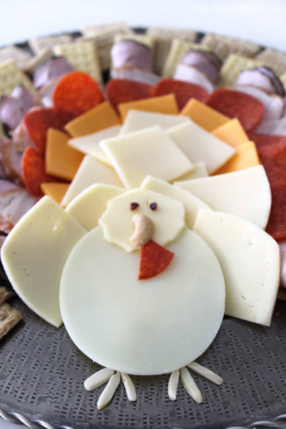 How adorable is this Thanksgiving turkey cheese platter?! It was literally SO easy to throw together, not to mention festive and delicious! 