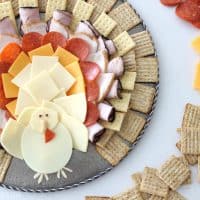 How adorable is this Thanksgiving turkey cheese platter?! It was literally SO easy to throw together, not to mention festive and delicious!