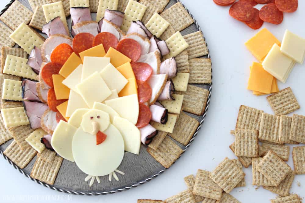 How adorable is this Thanksgiving turkey cheese platter?! It was literally SO easy to throw together, not to mention festive and delicious! 