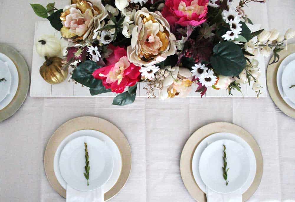 This fall table decor is perfect for thanksgiving!! You can't go wrong with floral table decorations!