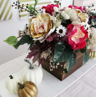This fall table decor is perfect for thanksgiving!! You can't go wrong with floral table decorations!