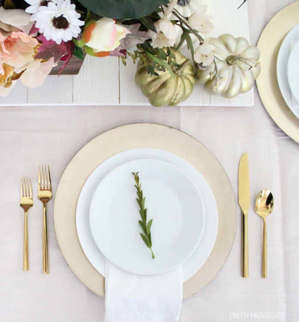 This gold place setting is perfect for the holiday dinner table! Less is more! Gold utensils, white plates, and a gold charger for the win.