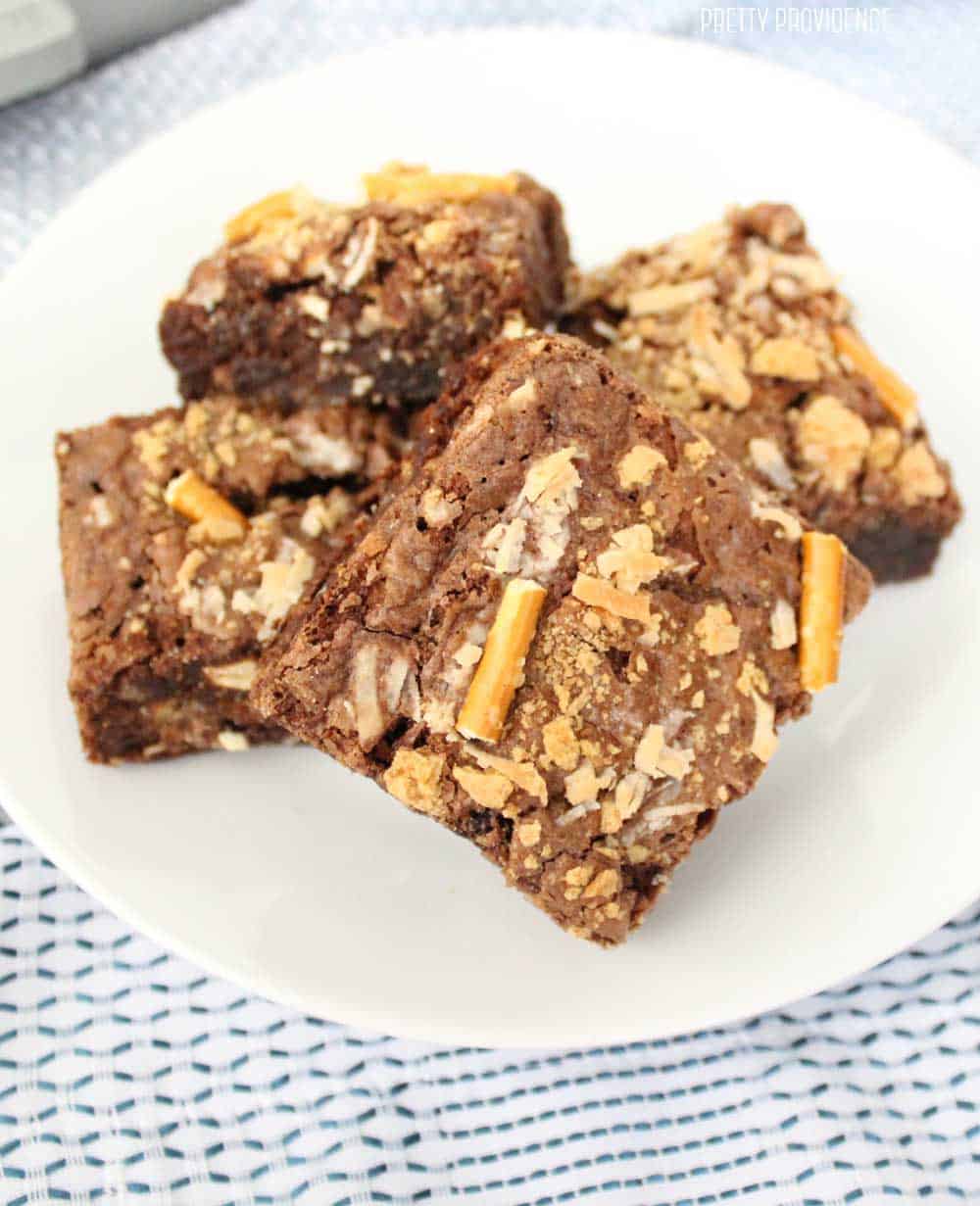 TEXAS TRASH BROWNIES - brownies with mix-ins like pretzels, coconut, and caramel are easy and so good!