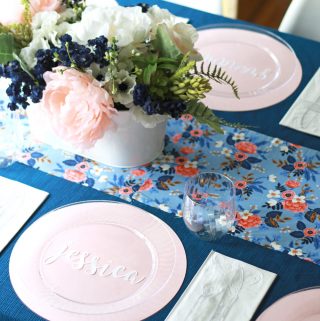 I love this blue and pink floral table setting!! Perfect for a baby shower or spring brunch!!